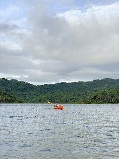 Mendayung perahu kayaking di tengah danau di Yogyakarta