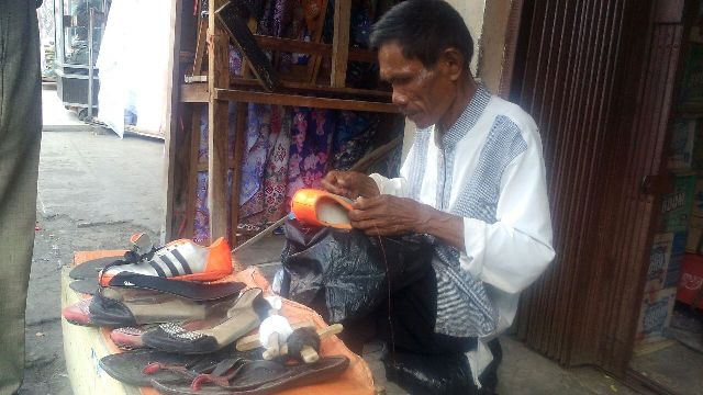 Kisah Buyung Ali 20 Tahun Jalani Profesi Tukang Sol Sepatu, di Depan Los Pasar Pariaman.