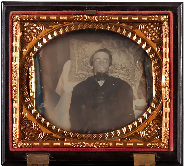 Retrato en daguerrotipo post mortem de un hombre sobre 1850. https://www.lotsearch.net/lot/daguerreotype-sixth-plate-postmortem-daguerreotype-of-a-man-41815012