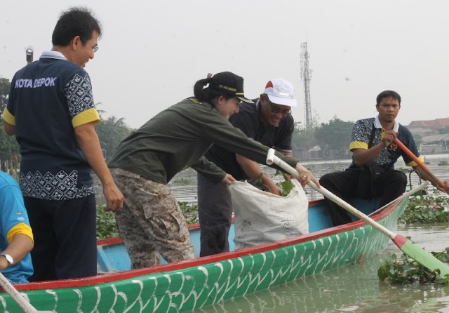 Persiapan Festival Perahu Naga, Setu Lio Dibersihkan