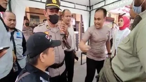 Istri Terpegang Wartawan Saat Terjatuh, Perwira Polisi Di Madiun Emosi Hingga Lepas Baju