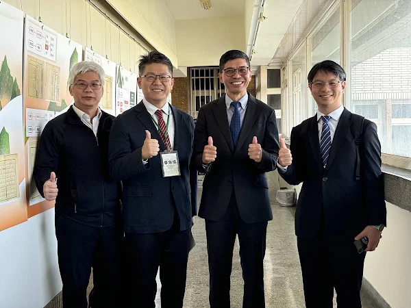 ▲左起臺灣數位人文協會秘書長廖炫銘、國立彰化師範大學歷史學研究所教授兼所長李宗信、客委會客家文化發展中心主任何金樑、中央研究院人文社會科學研究中心副主任兼GIS中心執行長詹大千。（記者林明佑翻攝）