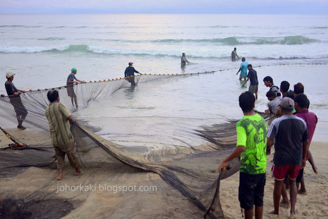 Goa-Beach-India-Watching-Goan-Fishermen