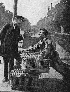 Un homme habillé en chef de gare parle un porteur à genoux devant un tas de bagages sur le quai d'une gare.