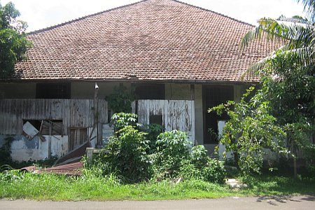 Rumah Misterius Peninggalan Belanda Di Depok [ www.BlogApaAja.com ]