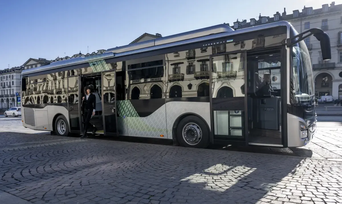 Ônibus Iveco Crossway vista lateral com uma mulher descendo do mesmo
