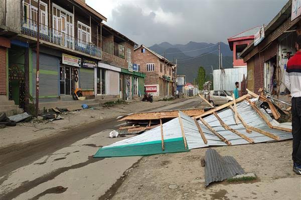 Gusty winds, hail storm wreaks havoc in Kashmir