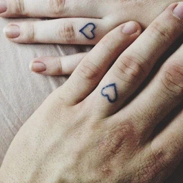 chica con los dedos tatuados 26