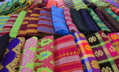 Produk kerajinan tekstil secara umum terdiri atas material tekstil Material Tekstil, Bahan Pewarna, dan Aksesori