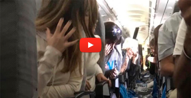 Los videos del desastre que dejó la turbulencia dentro de un avión en pleno vuelo