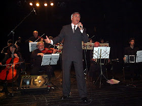 Carlos Gari cantando con La Orq. Todo Corazón en 2006