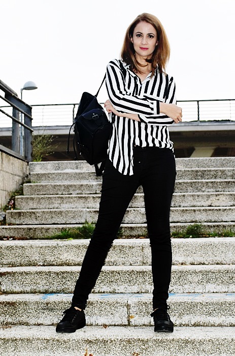 Outfit-blanco-negro-camisa-rayas-3