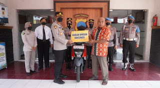 Bahagianya Mbah Parto Mendapatkan Motor Setelah Mengikuti Vaksinasi Covid-19 di Gerai Polres Sukoharjo