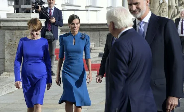 Queen Letizia wore a royal blue dress by Carolina Herrera Fall 2013 collection. First Lady Elke Büdenbender