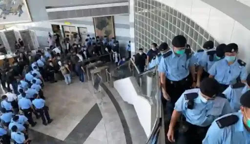 شرطة هونغ كونغ تداهم مؤسسة إخبارية كبرى وتعتقل مالكها الملياردير