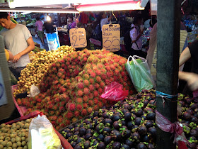 Bangkok - Wet market - mangosteen and rambutan