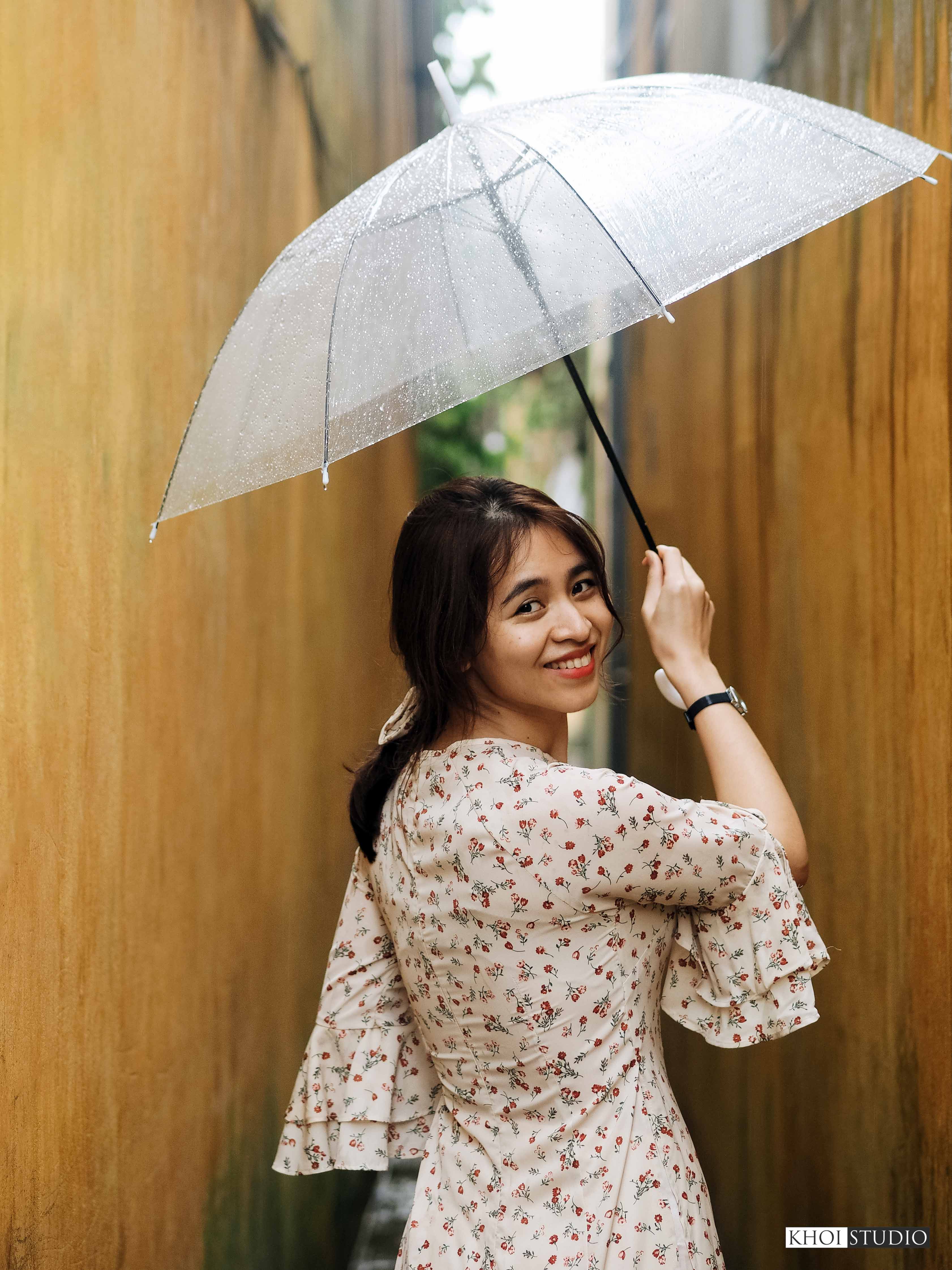 find-a-travel-photographer-in-da-nang-hoi-an-take-photos-of-ao-dai-in-the-rainy-season-in-the-old-town