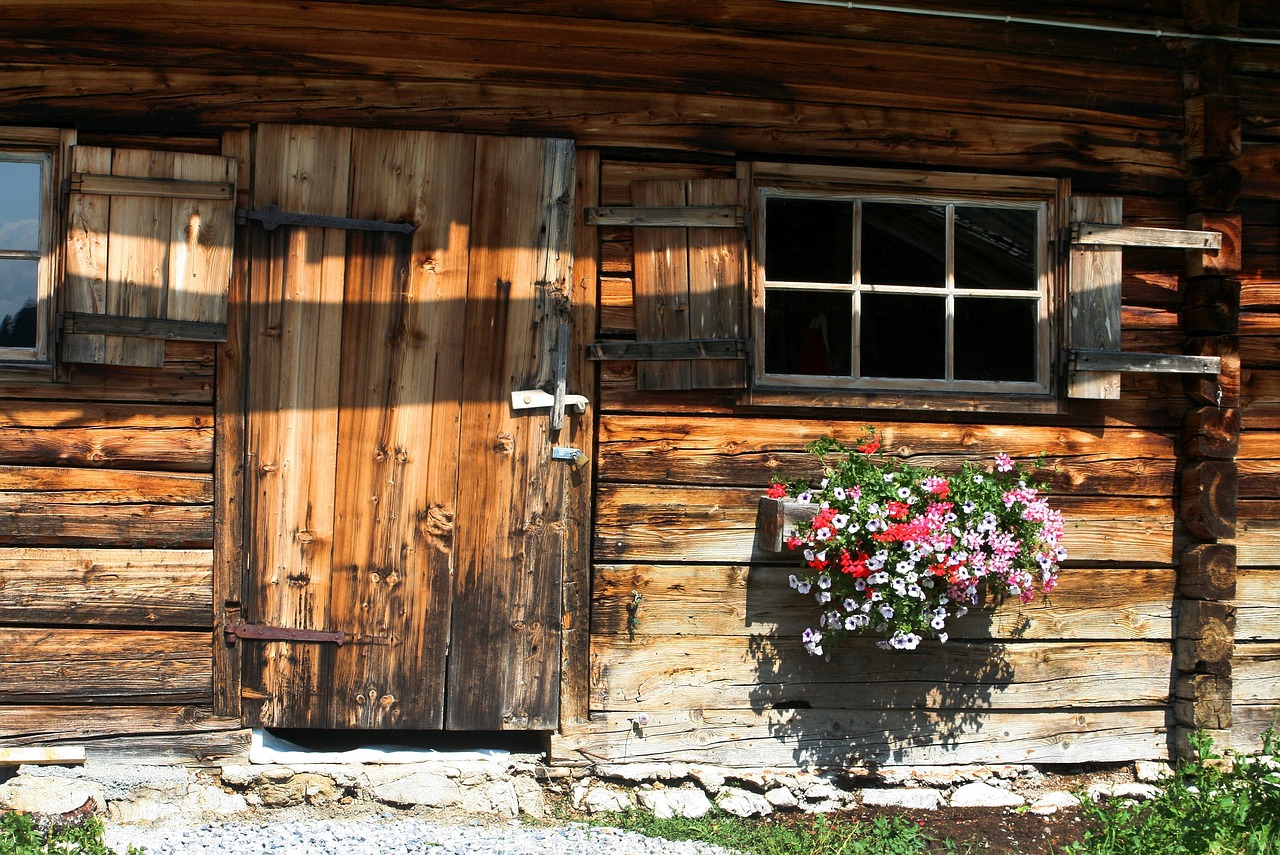 Drewniana chatka z doniczką kwiatów