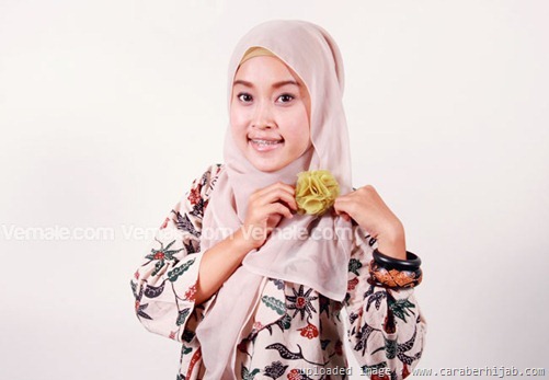 Gaya Memakai Hijab Sifon Motif Bunga (6)