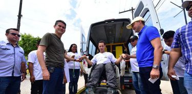 #Tabatinga-AM - Governador do Amazonas entrega veículo a APAE em Tabatinga