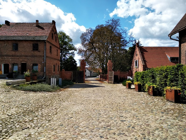 zabudowania folwarczne, kostka brukowa, domy, gospodarstwo