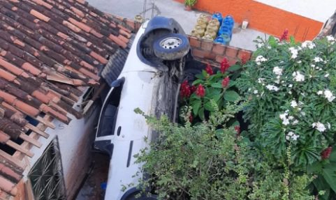 Motorista perde direção e cai em fundo de casa no Alto do Cabrito