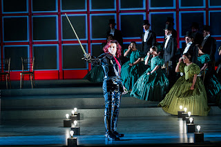 Jesus Leon in act 1 of I Puritani at Grange Park Opera