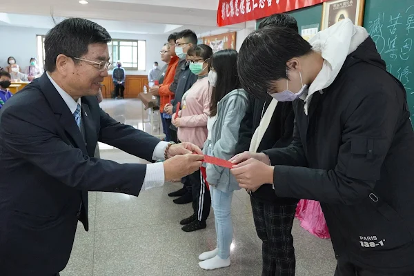 ▲大葉大學校友總會前理事長蔡啟仲(左)頒發慧德能仁慈善會獎學金給大葉大學學生。（記者林明佑翻攝）