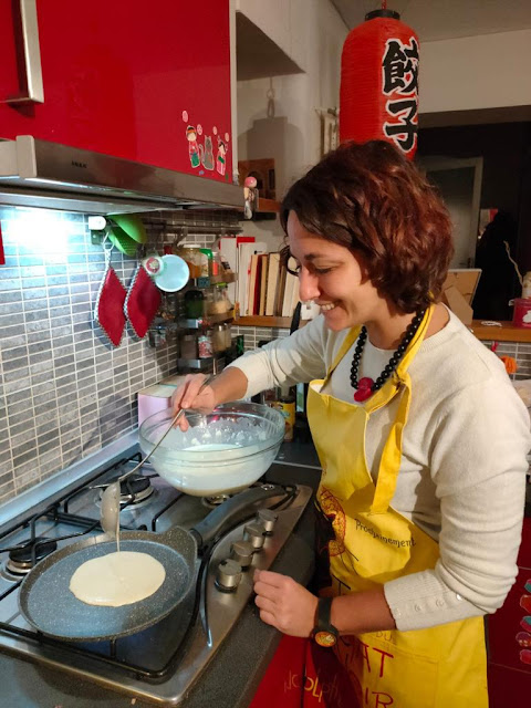 Miriam in cucina fa le crêpes