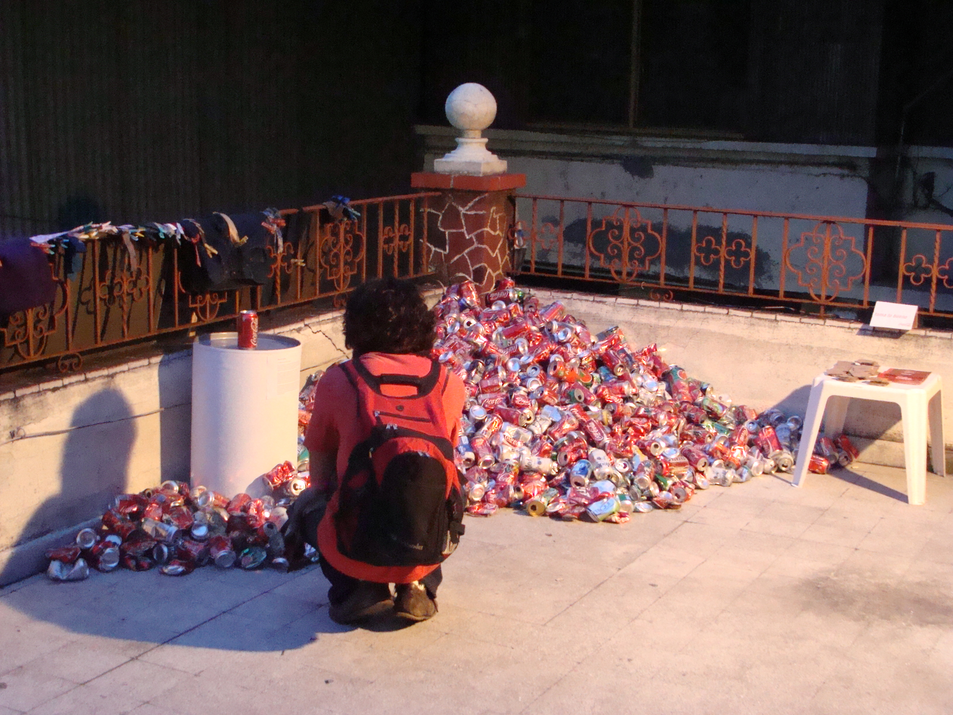 Installation with 30kg of aluminum cans