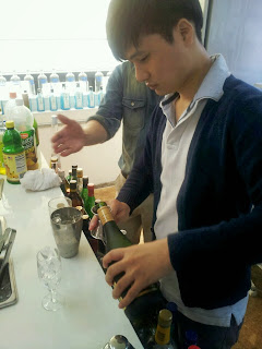 Coreanito en clases de barman