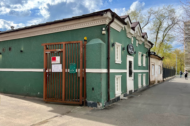 1-й Кирпичный переулок, кафе «Вкус Life» (бывшее здание фабрики игрушек «Московская игрушка»)