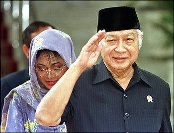 artikel-populer.blogspot.com - 10 Pelaku Pencucian Uang Terbesar 
Dalam Sejarah , Presiden Suharto Rajanya