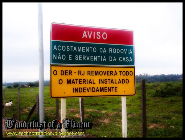 Penedo traffic sign: "Acostamento da rodovia não é serventia da casa" = "the shoulders are not for free use" All illegal material set will be removed by DER-RJ