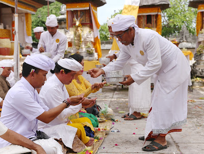 Pemkab Klungkung Muspayang Bakti Pengayar di Pura Batu Mendawu, Nusa Penida