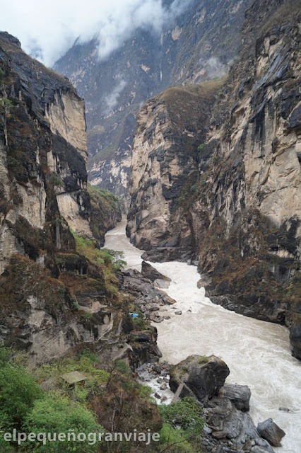 vista, garganta, rio, jinsha, yangtze, tiger, leaping, gorge, china, lijiang