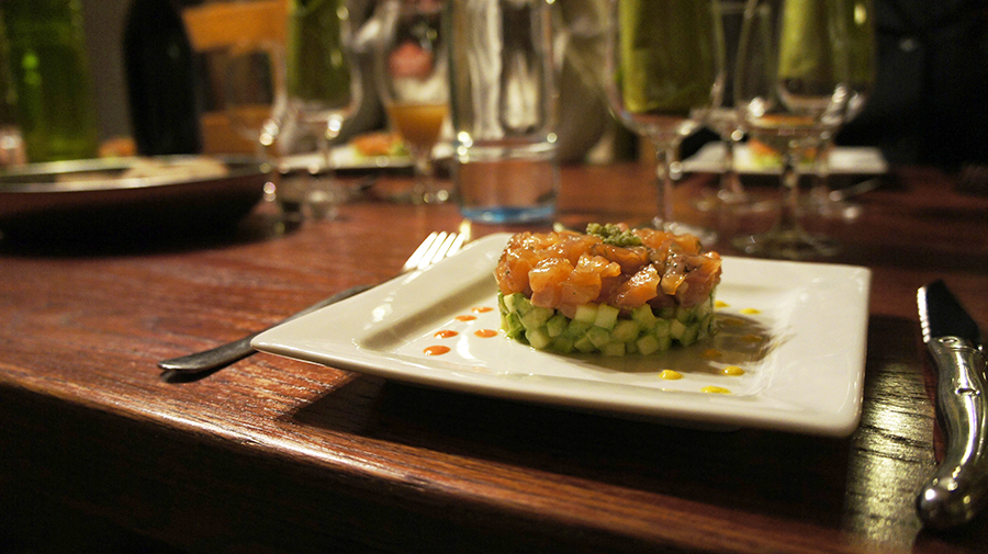 Square & Orchid - Quinte & Sens, maison d'hôtes en Ardèche - plat de Magali (tartare de saumon gravlax sur lit de courgettes et avocats)