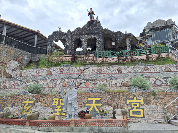 高雄田寮慈玄聖天宮-石頭廟，以石頭和貝穀建造，免費供應素食餐