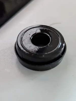 新しいカップにすっぽり収まる古いカップ