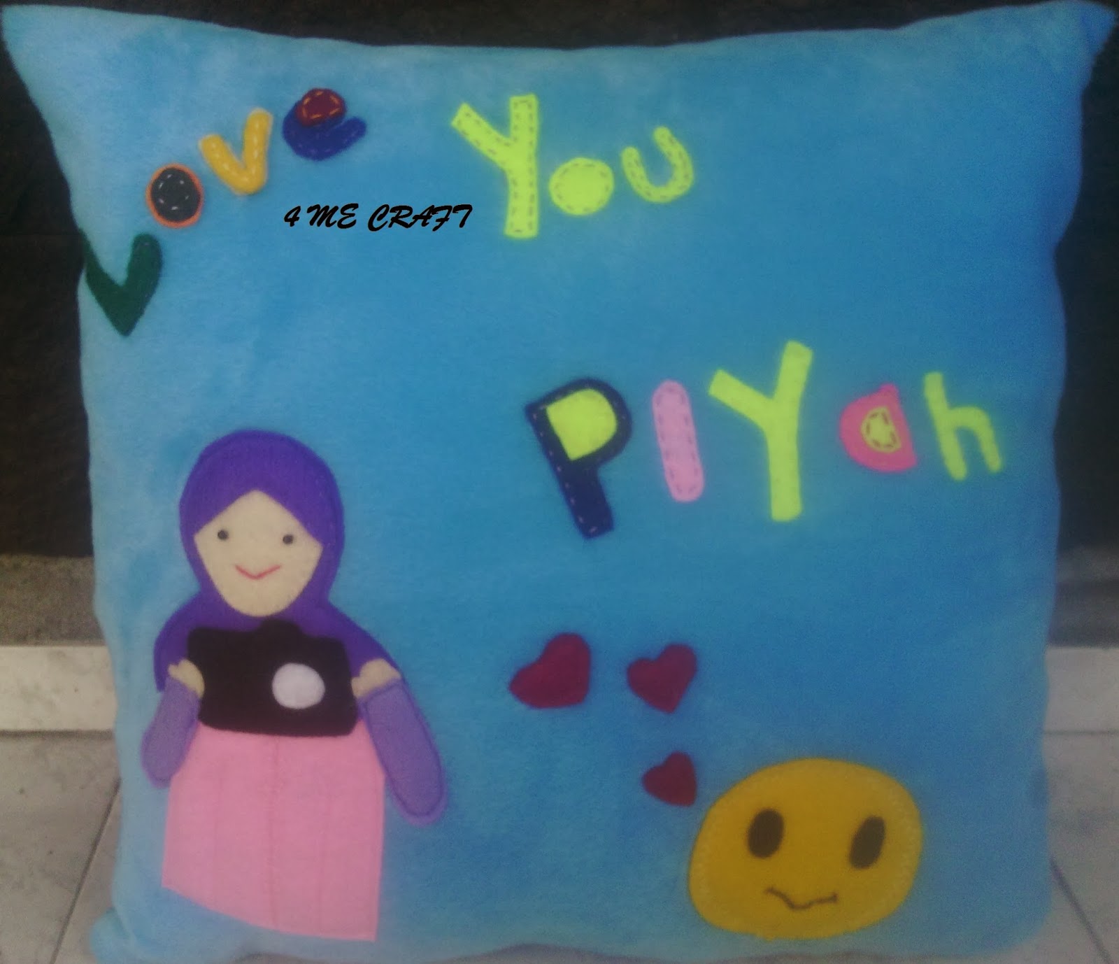 Bantal Cewek bawa Kamera : Toko Online Bantal Handmade 