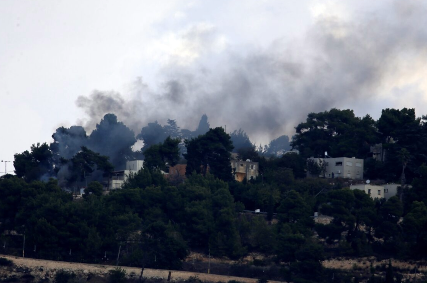 Foto tirada em Mays Al Jabal, no sul do Líbano, em 19 de outubro de 2023, mostra a fumaça saindo de um posto militar israelense em Al Manara depois que um foguete disparado pelo Hezbollah o atingiu