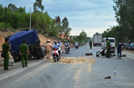 Quảng Ngãi Đâm phải xe tải chở cát đi ngược chiều 1 người tử vong