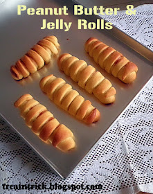 Peanut Butter & Jelly Rolls Recipe @ http://treatntrick.blogspot.com