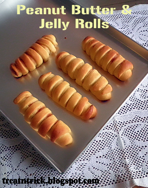 Peanut Butter & Jelly Rolls Recipe @ http://treatntrick.blogspot.com