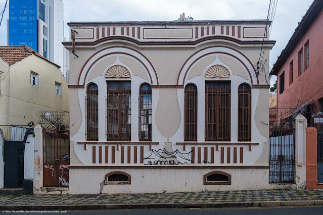 Casa de madeira na Rua Saldanha Marinho com um bonita fachada em alvenaria