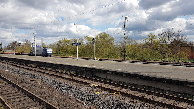 RBH 145 mit leerem Güterzug auf dem Weg Richtung Westen