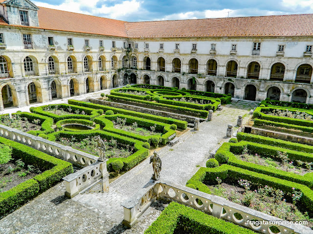 Claustro da Hospedaria do Mosteiro de Alcobaça em Portugal