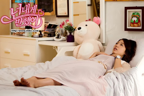 Foto cute Park Shin Hye Pemain Drama Korea Heartstrings di Tempat Tidur dalam Drama Heartstrings 