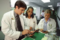 estudiantes de Medicina con gadgets