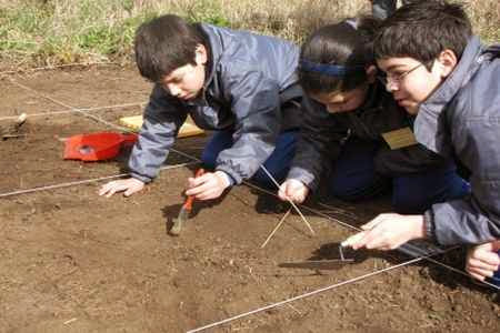 Niños arqueologos en busca de dulces